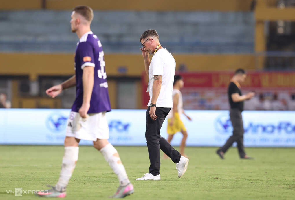 HLV Kewell họp báo muộn sau trận thua sốc của Hà Nội FC