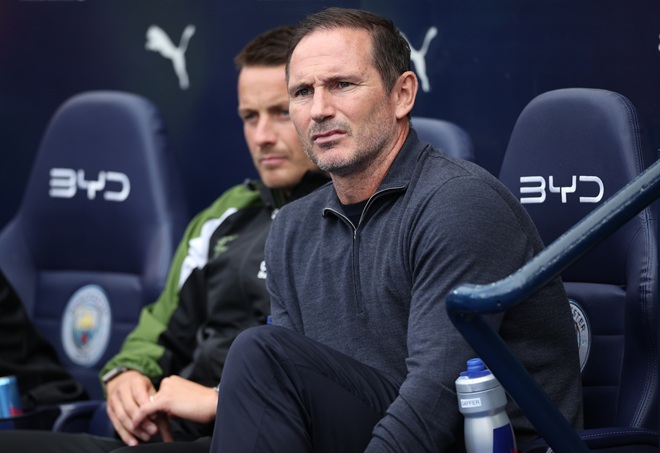Lampard một lần nữa nếm trải sự khắc nghiệt của ghế HLV Ngoại hạng Anh