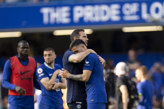  Lampard cũng gặp kh&oacute; tr&ecirc;n ghế n&oacute;ng Chelsea.