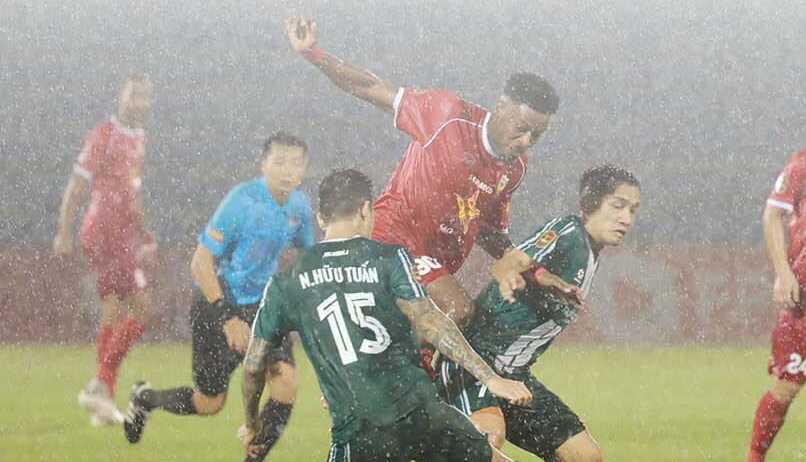 Thoát penalty, Công Phượng và đồng đội vẫn ôm hận tại Hà Tĩnh