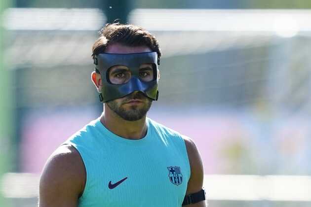 Eric Garcia - 6.6/10: Thi đấu ở mức tr&ograve;n vai. D&ugrave; mắc một v&agrave;i lỗi chuyền b&oacute;ng hiếm hoi, anh nh&igrave;n chung vẫn duy tr&igrave; được sự chắc chắn cần thiết trong c&aacute;c t&igrave;nh huống tranh chấp. Ảnh: EPA/ALEJANDRO GARCIA 