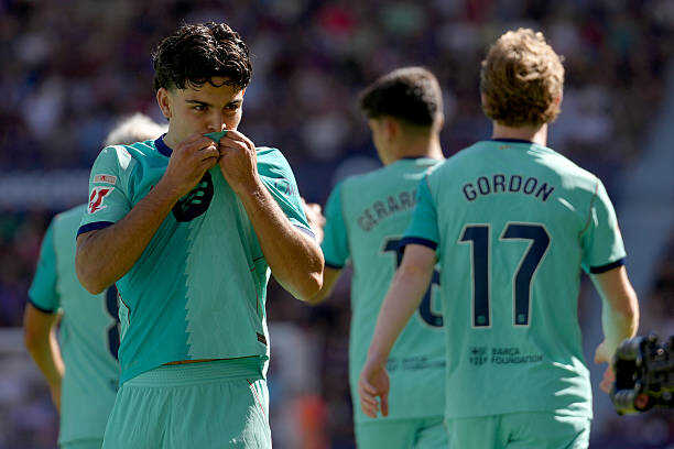 Xavi Espart - 7.8/10: Mở tỷ số sớm cho Barca bằng một pha dứt điểm quyết đo&aacute;n v&agrave; c&oacute; một trận đấu thi đấu đầy năng nổ. Tuy nhi&ecirc;n, điểm trừ duy nhất l&agrave; đường chuyền về bất cẩn dẫn đến b&agrave;n gỡ của Levante. Ảnh: Alex Caparros/Getty Images 