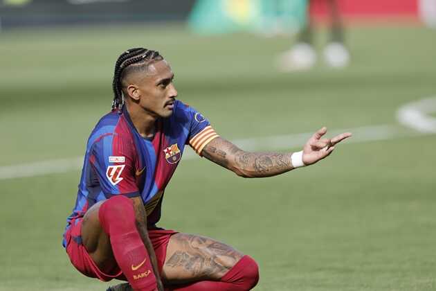 Raphinha - 7.9/10: Thi đấu v&ocirc; c&ugrave;ng cơ động v&agrave; hiệu quả tr&ecirc;n h&agrave;ng c&ocirc;ng. Ng&ocirc;i sao người Brazil trực tiếp dọn cỗ cho cả Xavi Espart v&agrave; Lamine Yamal lập c&ocirc;ng trong hiệp một, khẳng định vai tr&ograve; ng&ograve;i nổ số một của đội b&oacute;ng. Ảnh: EPA/KAI FORSTERLING 