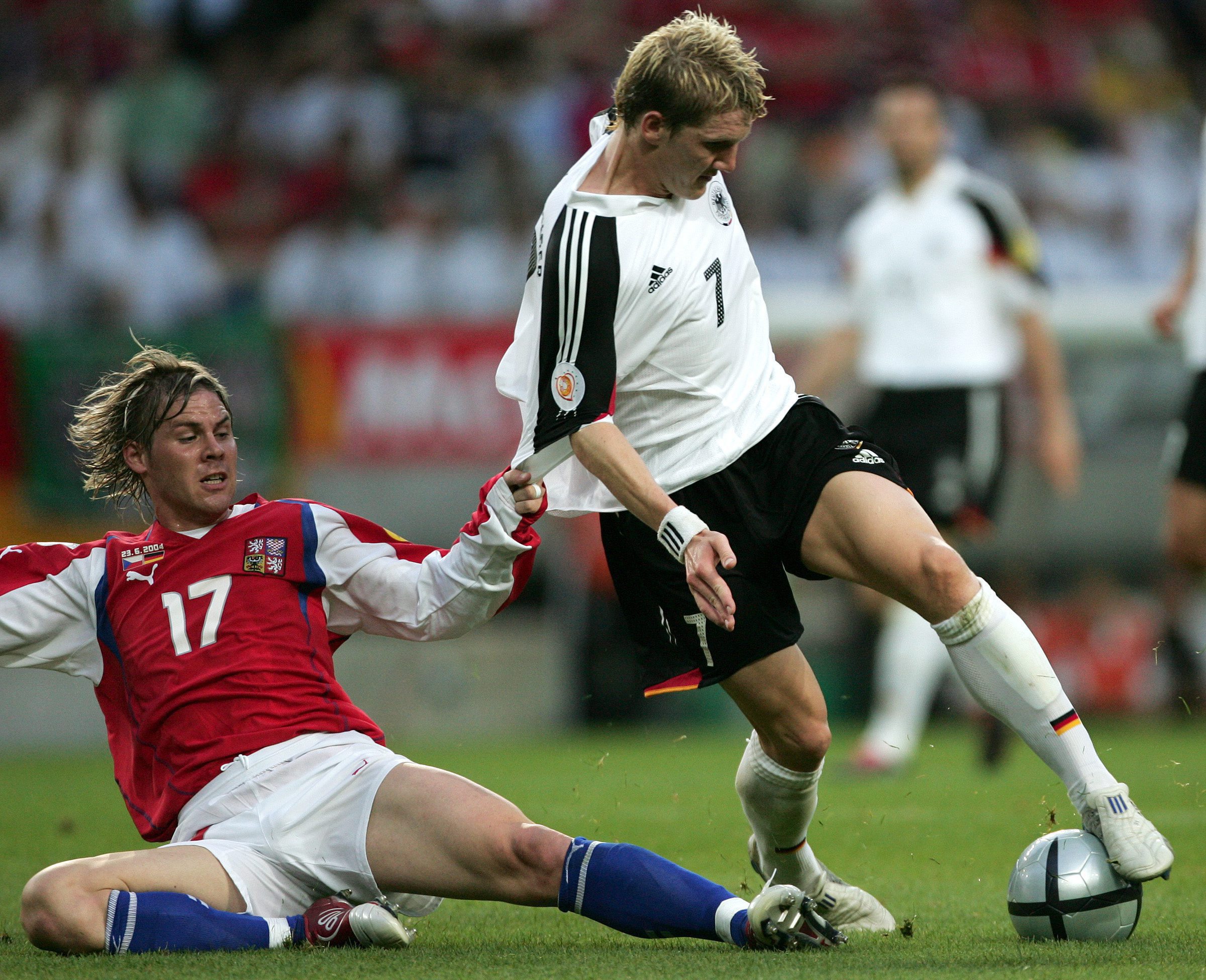 EURO 2004 chứng kiến l&agrave;n gi&oacute; trẻ mang t&ecirc;n Schweini. (Ảnh: EPA Images)