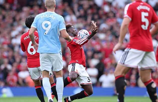 To&agrave;n đội Man Utd thi đấu bế tắc. (Ảnh: EPA Images)