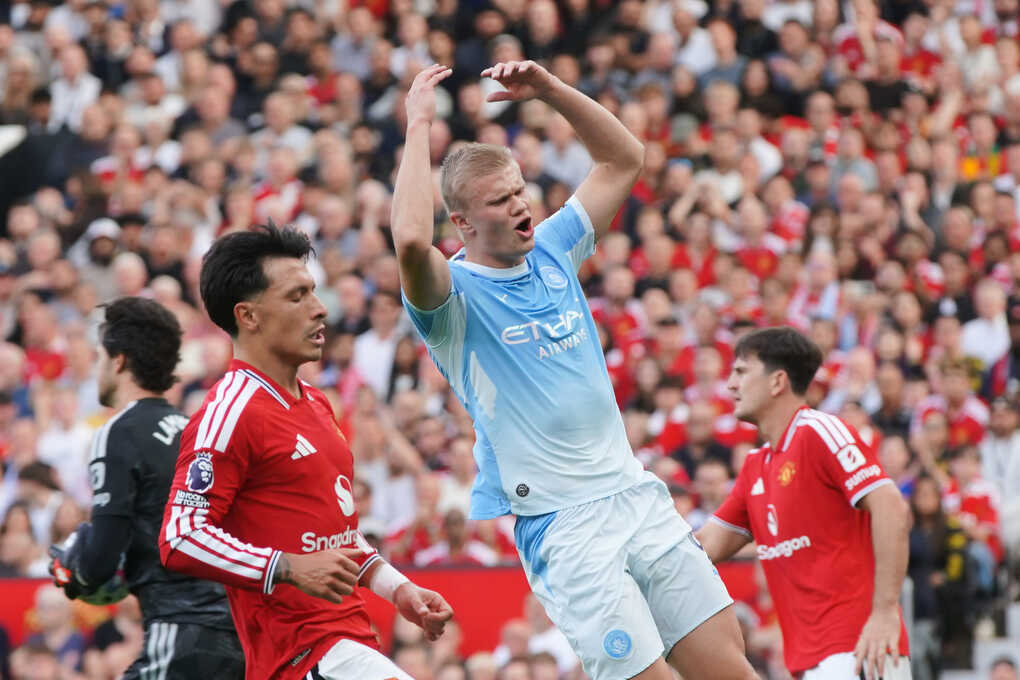 Man Utd thua Man City trong thế hơn người