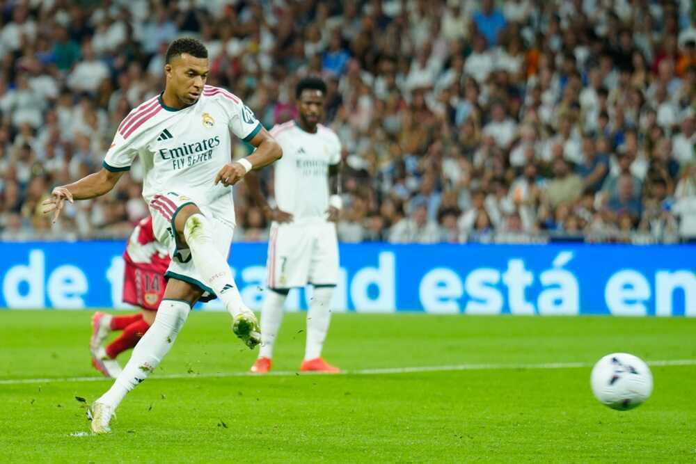 Khả năng tạo đột biến của Mbappe l&agrave; kh&ocirc;ng phải b&agrave;n c&atilde;i. Ảnh: EPA.