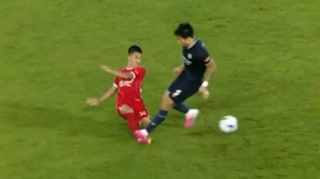 T&igrave;nh huống khiến Văn Hậu nhận thẻ đỏ. Ảnh: Chụp m&agrave;n h&igrave;nh FPT Play.