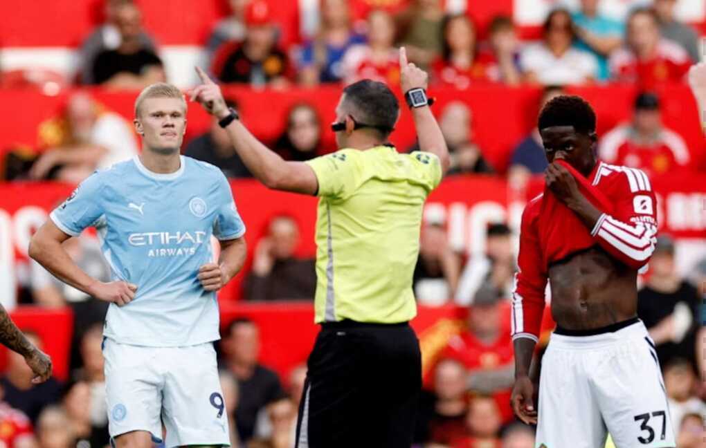 Tổ VAR trận derby Manchester bị đình chỉ công tác