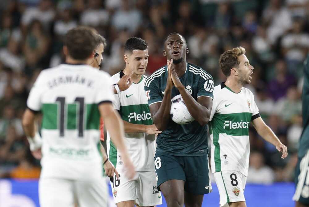 Ibrahima Konate: 6.3 điểm. Gặp nhiều kh&oacute; khăn trước khả năng xoay trở của tiền đạo Abiel Osorio b&ecirc;n ph&iacute;a Elche. Ảnh: EPA Images.