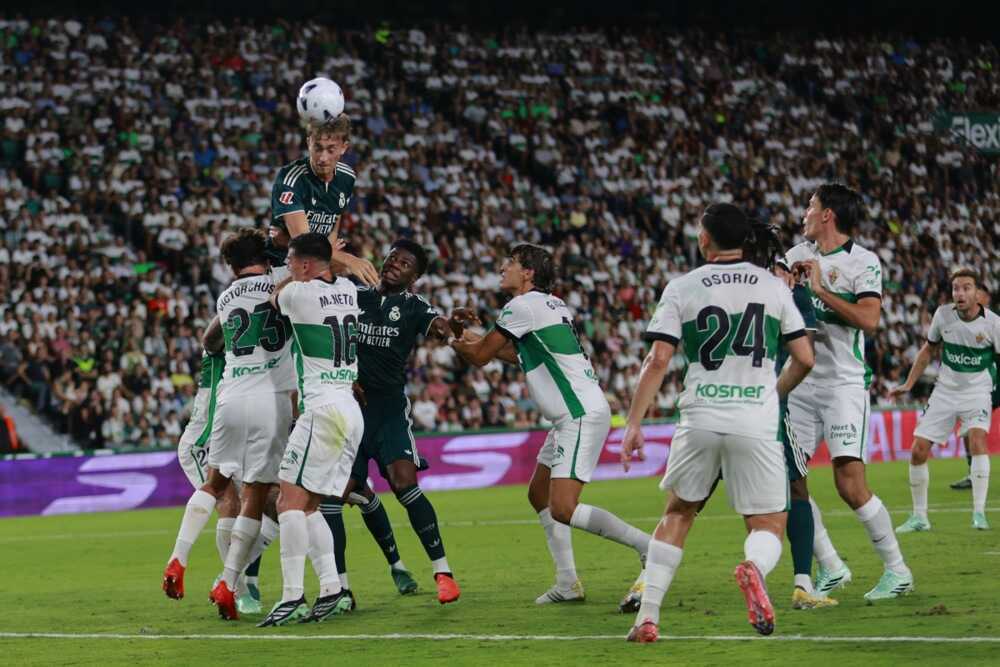 Dean Huijsen: 6.6 điểm. Trung vệ người T&acirc;y Ban Nha c&oacute; pha đ&aacute;nh đầu nguy hiểm, đe dọa khung th&agrave;nh của Elche nhưng rất tiếc khi đ&atilde; kh&ocirc;ng ghi được b&agrave;n thắng. Ảnh: EPA Images.