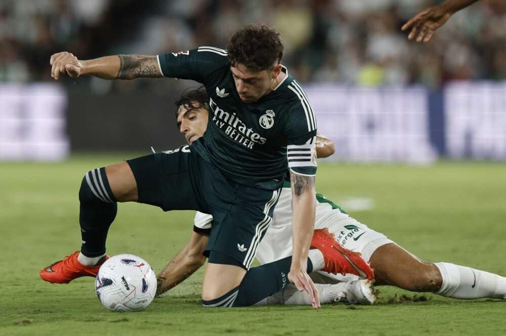 Federico Valverde: 7.2 điểm. Chơi ấn tượng ở khu trung tuyến với 5 nỗ lực ph&ograve;ng ngự, thực hiện 90% số đường chuyền ch&iacute;nh x&aacute;c v&agrave; li&ecirc;n tục di chuyển tr&ecirc;n khắp mặt s&acirc;n. Ảnh: EPA Images. 