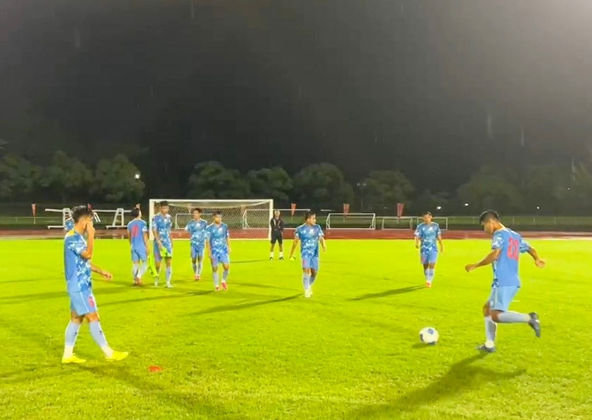 U23 Việt Nam rèn quân dưới mưa, quyết hạ Philippines