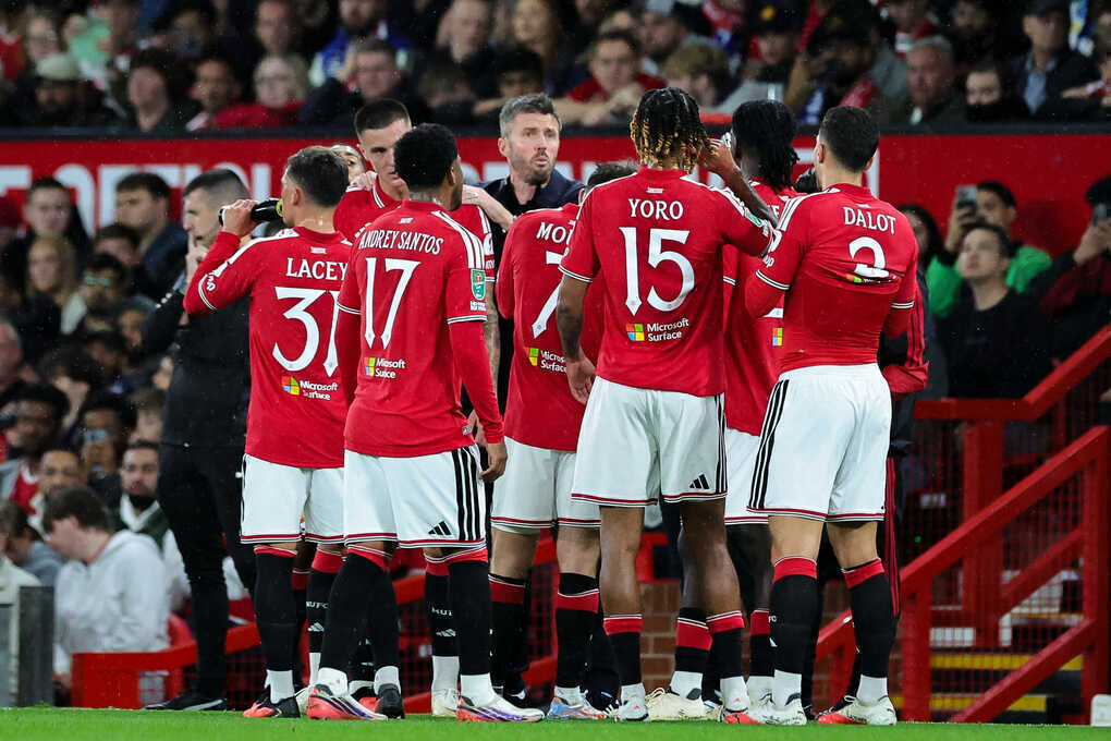 Carrick: `Trận thua Brighton thật không thể chấp nhận nổi`