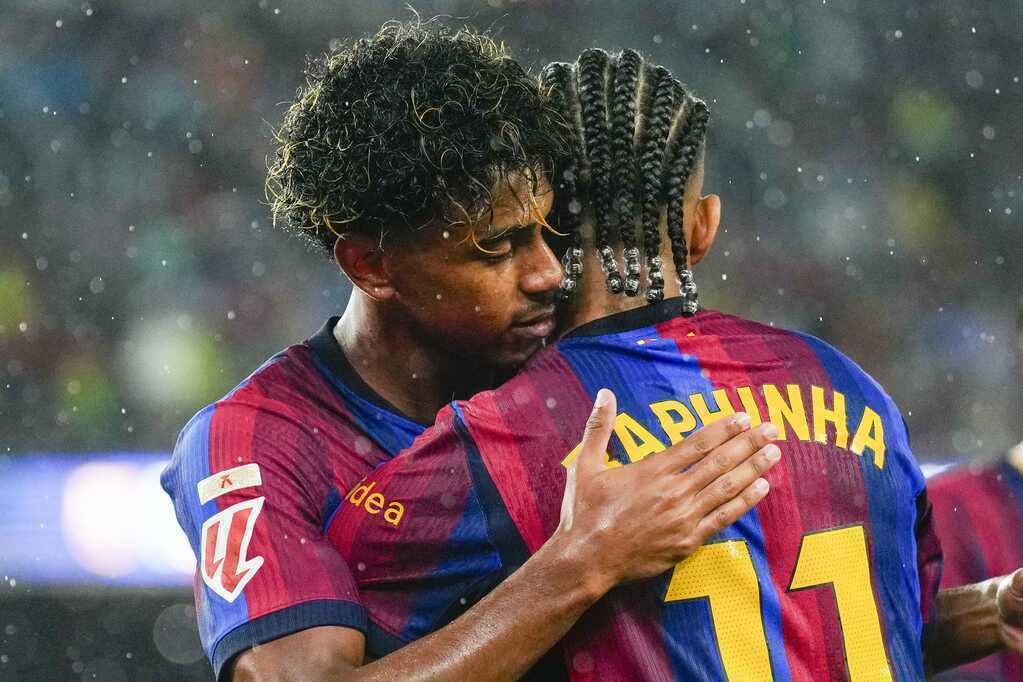 H&agrave;ng c&ocirc;ng thăng hoa gi&uacute;p Barcelona hủy diệt Racing Santander. Ảnh: EPA/ALEJANDRO GARCIA