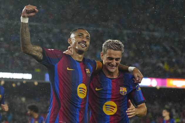 Raphinha lập hat-trick, Barca vùi dập Racing Santander