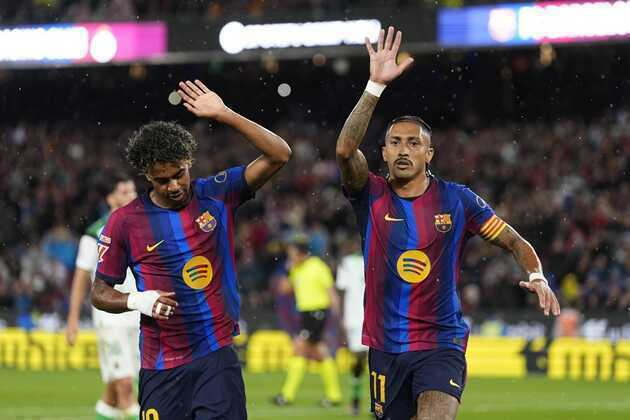 Barcelona tiếp tục đ&agrave; thăng hoa tại La Liga. Ảnh: EPA/Enric Fontcuberta