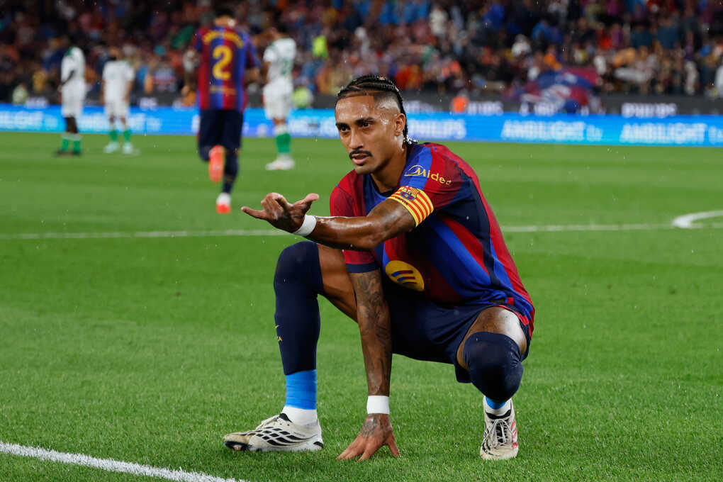 Raphinha lập hat-trick trong chiến thắng 7-2 của Barca