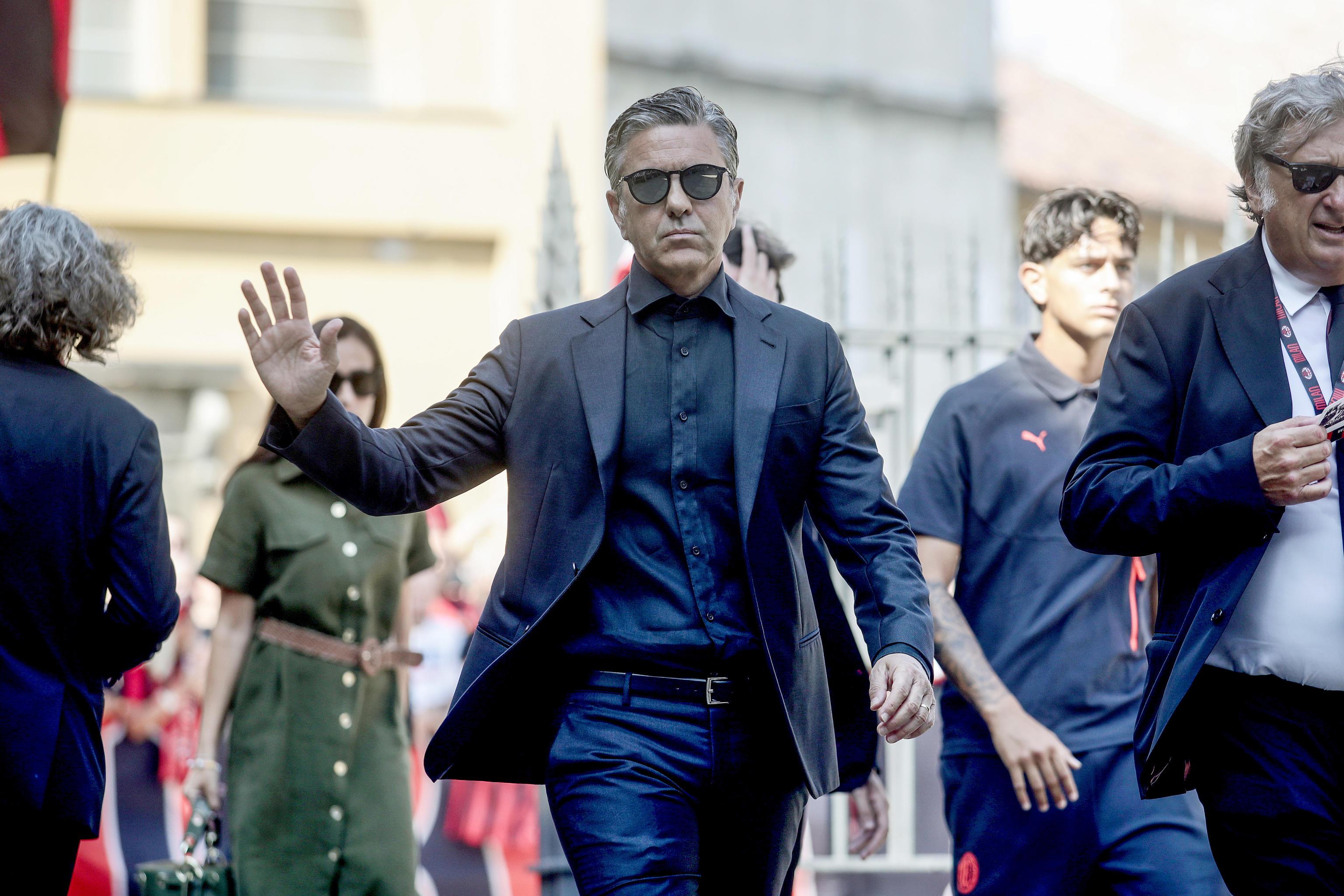 Costacurta nhớ cảm gi&aacute;c đứng dưới kh&aacute;n đ&agrave;i dốc đứng. (Ảnh: EPA Images)