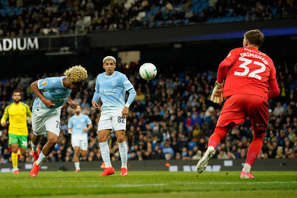 Tài năng 17 tuổi lập cú đúp trận ra mắt Man City