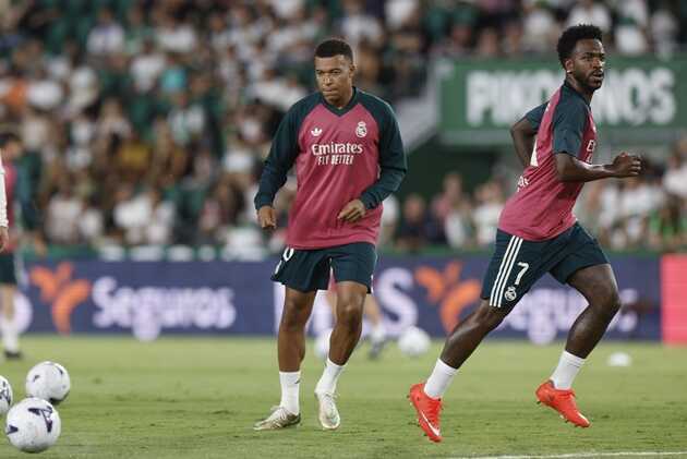 Vinicius chật vật thoát khỏi cái bóng của Mbappe tại Real