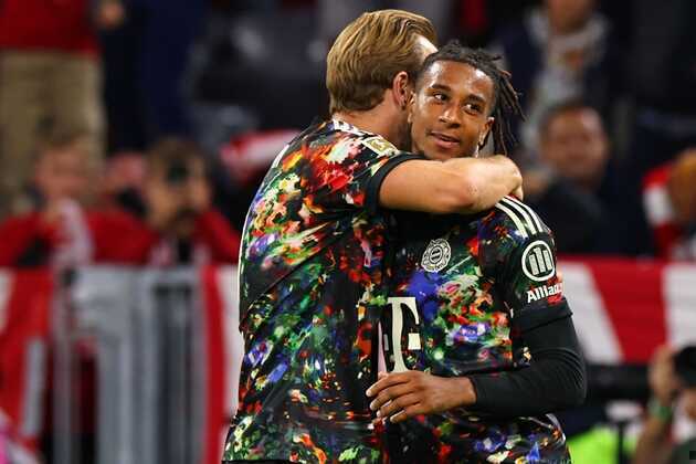 Michael Olise v&agrave; Harry Kane tỏa s&aacute;ng trong trận thắng Union Berlin. Ảnh: EPA/ANNA SZILAGYI