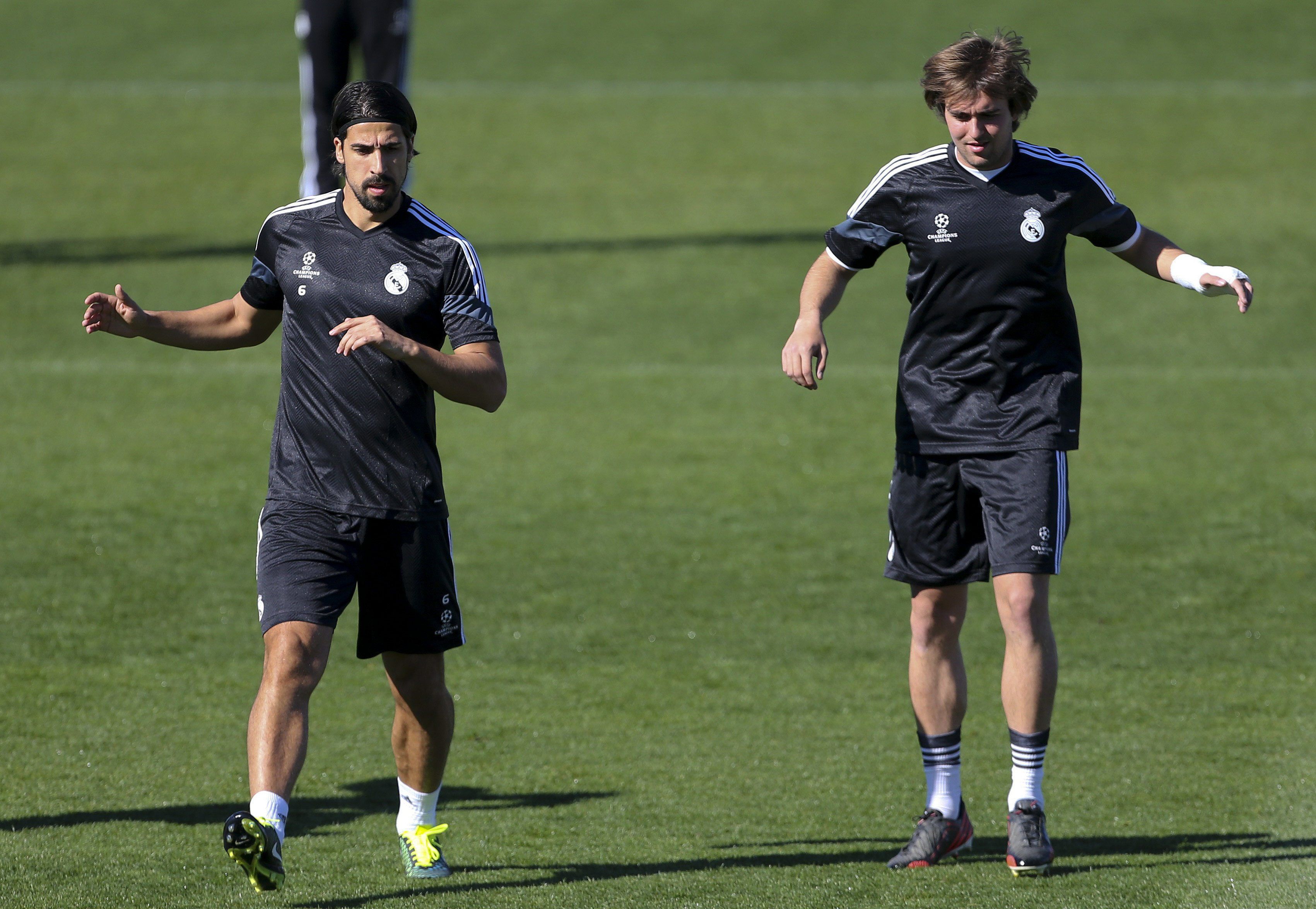Khedira d&ugrave;ng tư duy chiến thuật để kh&acirc;u k&iacute;n h&agrave;ng tiền vệ. (Ảnh: EPA Images)