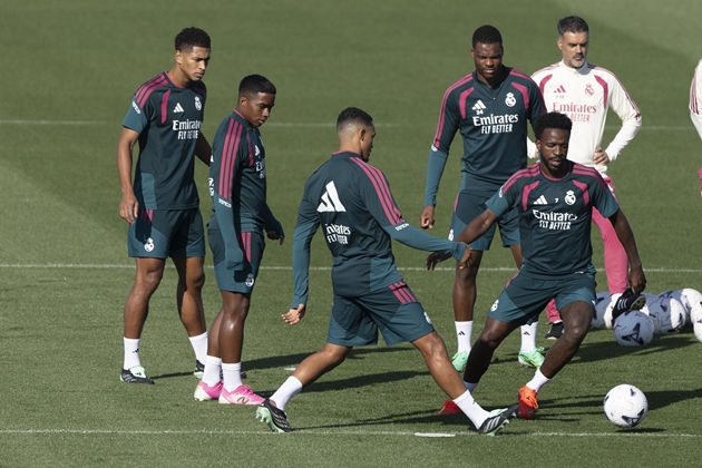 D&agrave;n sao Real tập luyện sẵn s&agrave;ng đấu Atletico. Ảnh: EPA