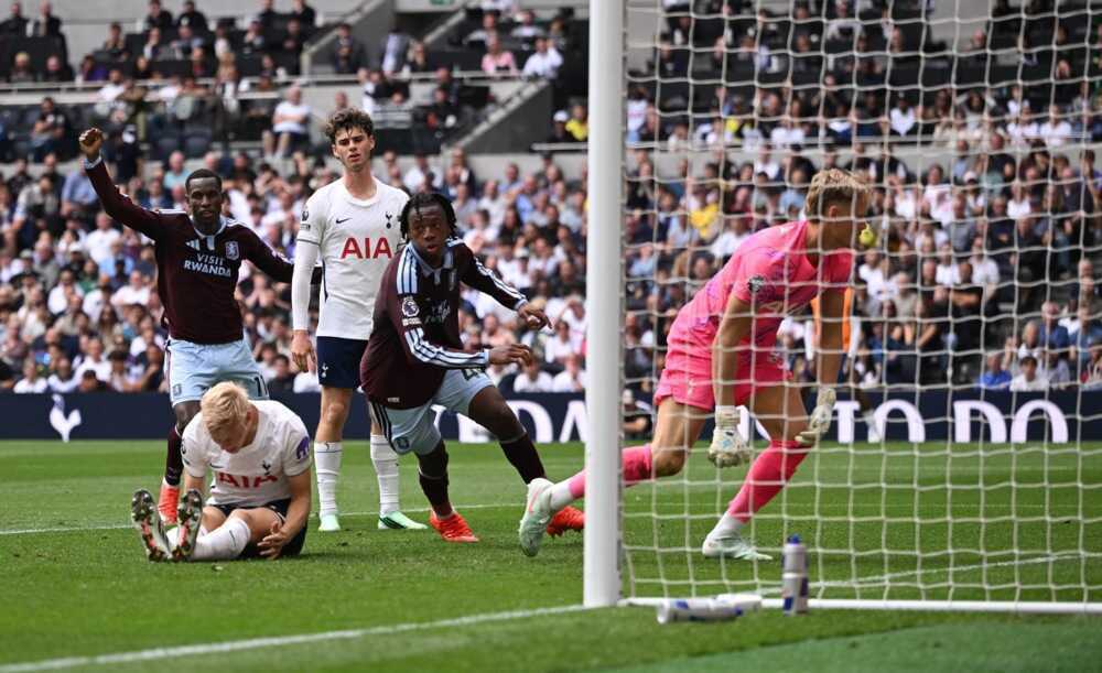 Ảo ảnh 20 phút đầu không cứu nổi hàng thủ Spurs
