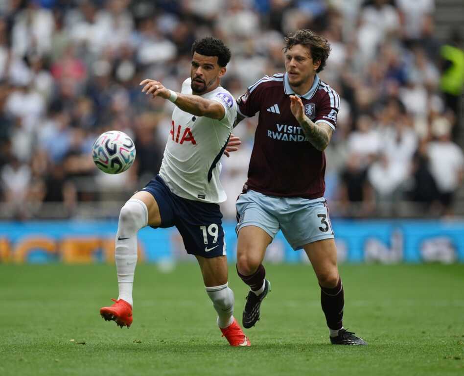 Dominic Solanke (tr&aacute;i) c&oacute; m&agrave;n tr&igrave;nh diễn thất vọng trước Aston Villa. Ảnh: EPA/Daniel Hambury.