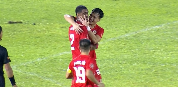 Ghi 3 bàn trong 6 phút, CAHN đè bẹp Đồng Nai