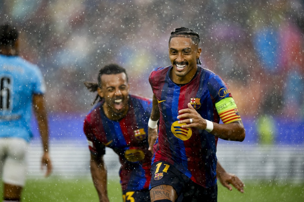 Từ chỗ su&yacute;t rời Barca, Raphinha đ&atilde; trở th&agrave;nh nh&acirc;n tố quan trọng của HLV Flick. Ảnh: EPA/ALBERTO ESTEVEZ.