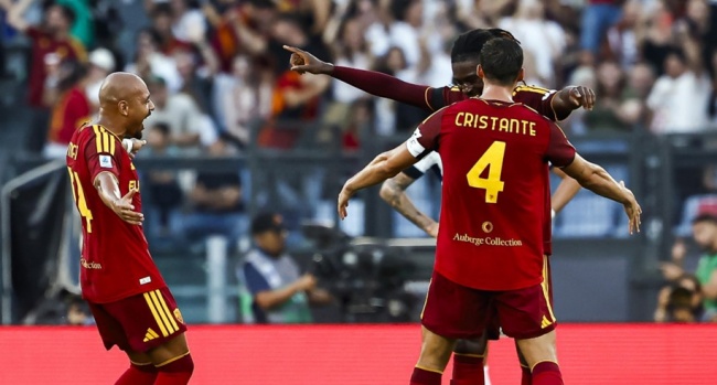 Manu Kone ghi b&agrave;n cho Roma. Ảnh: EPA.