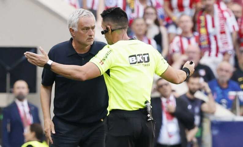 Mourinho kh&ocirc;ng h&agrave;i l&ograve;ng về c&ocirc;ng t&aacute;c trọng t&agrave;i. Ảnh: EPA.