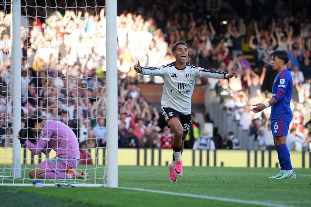 Man Utd thoát thua đội chót bảng Fulham