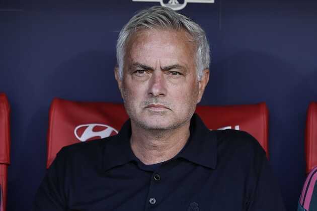 Real Madrid của Jose Mourinho li&ecirc;n tục bị thủng lưới. Ảnh: EPA/SERGIO PEREZ