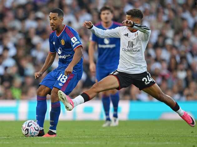 Saha chê MU thi đấu không thể chấp nhận trước Fulham