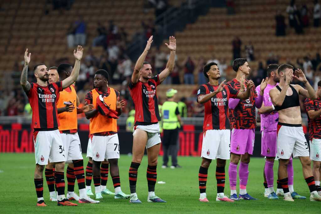 AC Milan vẫn đang bất bại tại đấu trường Serie A. Ảnh: M&agrave;n tr&igrave;nh diễn thăng hoa tại San Siro gi&uacute;p AC Milan thắng thuyết phục Lecce với tỷ số 3-0 ở v&ograve;ng 5 Serie A, qua đ&oacute; tiếp tục duy tr&igrave; mạch bất bại đầy ấn tượng.