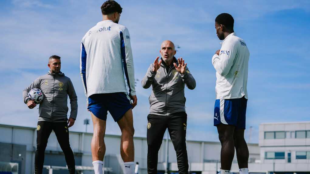 Vì sao HLV Maresca bật nhạc house trên sân tập Man City?