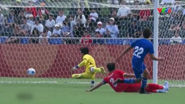 ấn định tỷ số 2-0 cho U23 Uzbekistan. Ảnh: Chụp m&agrave;n h&igrave;nh VTV6