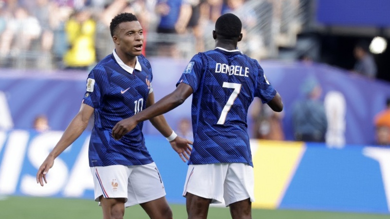 Upamecano đứng ngoài cuộc tranh cãi giữa Mbappe và Dembele