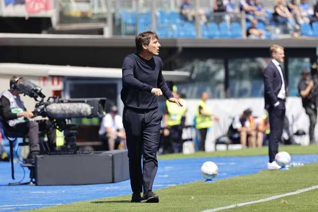 Chọn Conte l&agrave; canh bạc với Man United. Ảnh: EPA