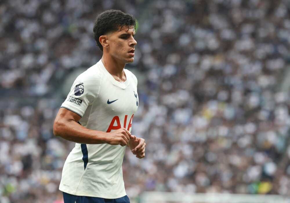 Lewis-Skelly gọi tân binh Tottenham là đối thủ khó nhằn nhất