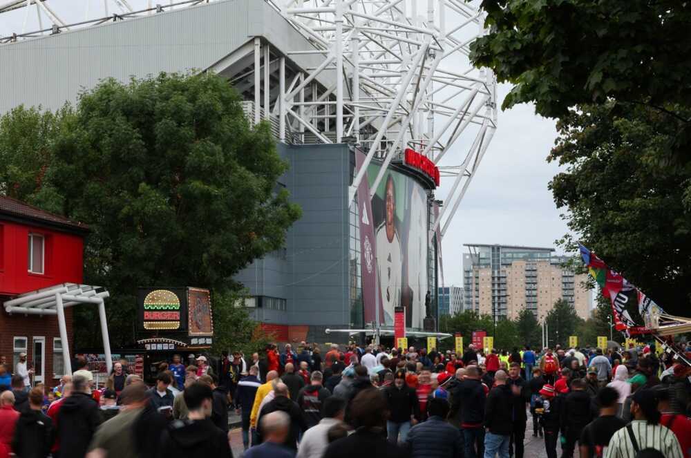 Người h&acirc;m mộ Man Utd tập trung b&ecirc;n ngo&agrave;i s&acirc;n vận động Old Trafford trước một trận đấu. Ảnh: EPA/Adam Vaughan.