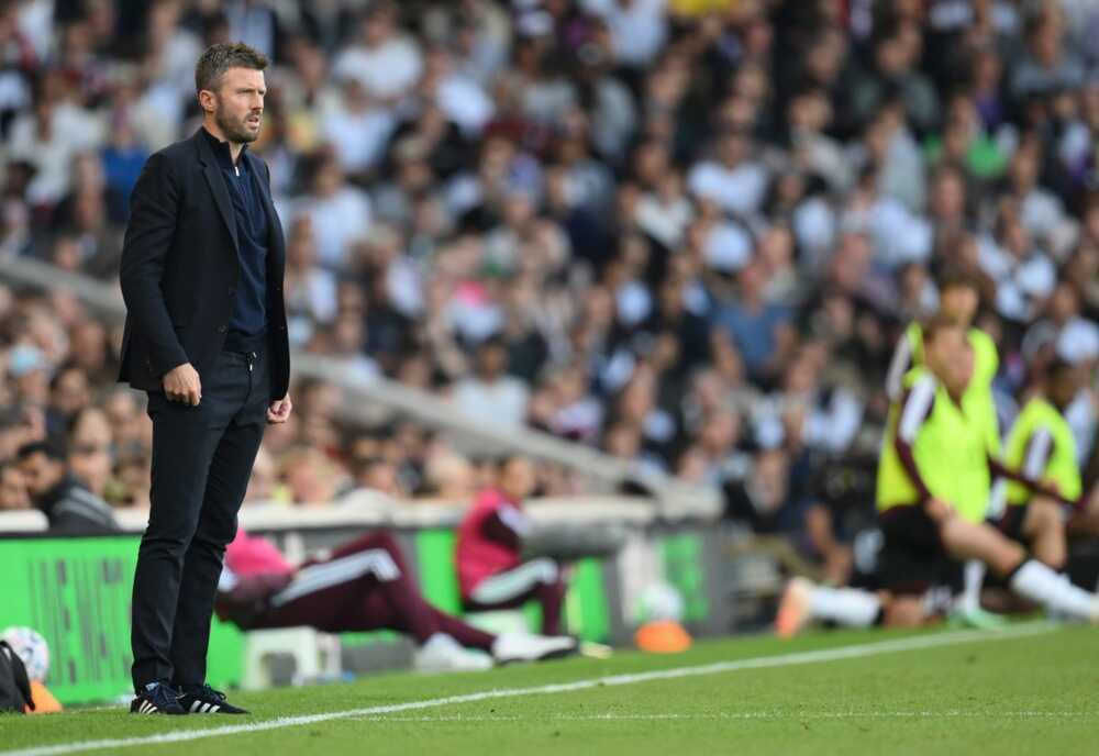 Carragher khuyên Man United đừng vội sa thải Carrick