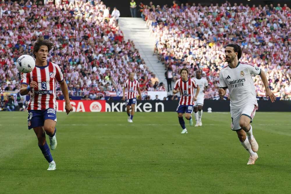 Cucurella nhạt nho&agrave; trong thất bại của Real ở derby Madrid. Ảnh: EPA Images.