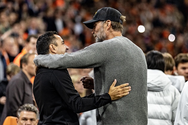 Klopp ôm Xavi ngày ra mắt bóng đá quốc tế