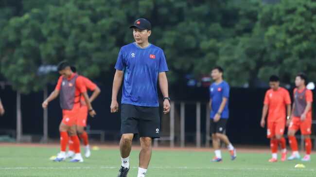 CĐV chờ đợi t&agrave;i dụng binh của thầy Kim. Ảnh: VFF.