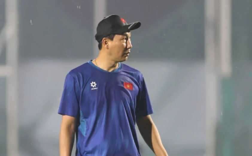 Thầy Kim cần ứng biến khi mất Xu&acirc;n Son. Ảnh: Fanpage VFF.