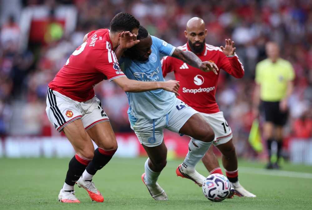 Fan MU chia rẽ về việc nhận lại cúp nếu Man City bị tước
